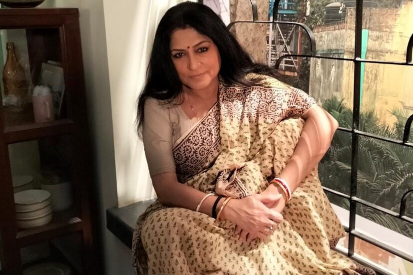 বহু বছরের বিরতির পর পর্দায় অভিনেত্রী-বিজেপি নেত্রী রূপা গঙ্গোপাধ্যায়। আর তাই ধারাবাহিক শুরু হওয়ার আগে থেকেই দর্শকদের মধ্যে উৎসাহ তুঙ্গে। অনেকদিন পর নেত্রীকে অভিনেত্রীর ভূমিকায় দেখতে পাবেন সকলে।
