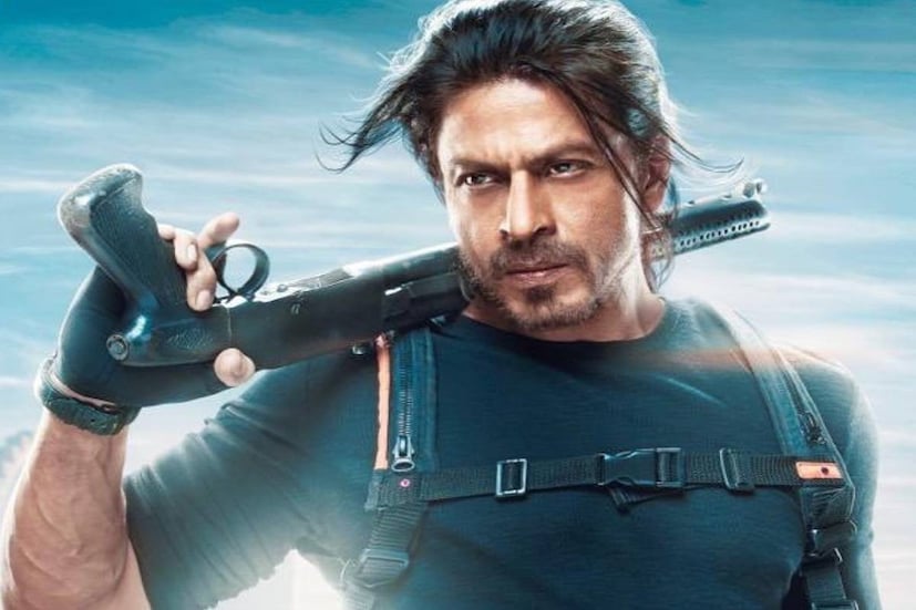  ‘পাঠান’ মুক্তির অনেকদিন আগে থেকেই তিনি আলোচনায়৷ কখনও উচ্ছ্বাসে, কখনও আনন্দে, কখনও বা বিতর্কে বারংবার উঠে এসেছে শাহরুখ খানের নাম৷ তবে কয়েকদিন ধরে তিনি ট্যুইটারে ভক্তদের উত্তর দেওয়া শুরু করেছেন৷ 