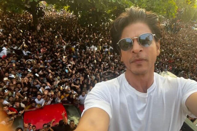 ওই দিনটিকে একটি ফেস্টিভালের মতো করে পালন করতে চাইছেন শাহরুখের ভক্তরা৷ সেই কারণেই এই আয়োজন৷ তাঁরা বলছেন, দেশজুড়ে বেশ কয়েকটি শহরে ৫০ হাজার শাহরুখ ভক্ত একসঙ্গে পাঠান দেখবেন৷ 