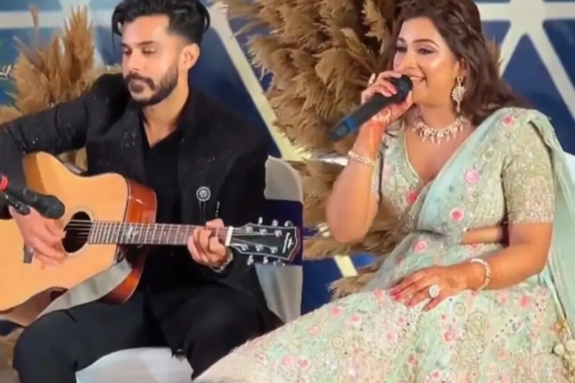 সঙ্গীতানুষ্ঠান যে এই বিয়ের ক্ষেত্রে বিশেষ নজর কাড়বে, তা তো জানাই কথা। ভাই গিটারে, দিদির হাতে মাইক। একের পর এক প্রেমের গান গেয়ে সঙ্গীতানুষ্ঠানের সন্ধ্যা জমিয়ে দিয়েছেন বিশ্ববিখ্যাত গায়িকা।