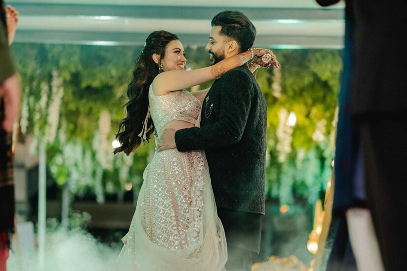 দুই ধরনের বিয়ের ছবি দিয়ে শ্রেয়া তুলনা করলেন ‘টু স্টেটস’ ছবির সঙ্গে। ঠিক সেভাবেই মেলবন্ধন ঘটল বাঙালি ও দক্ষিণ ভারতীয়র। আবেগপ্রবণ শ্রেয়া দীর্ঘ লেখা লিখলেন সোশ্যাল মিডিয়ায়।