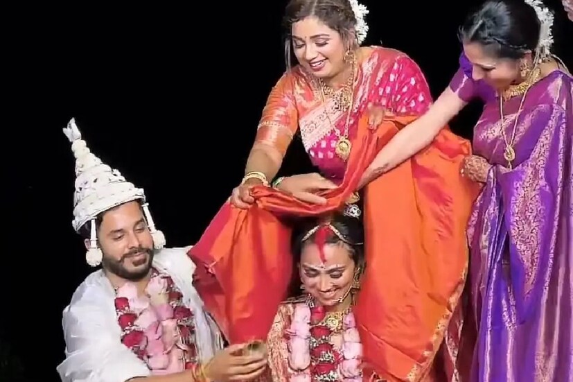 ছবিতে দেখা যাচ্ছে, বাঙালি মতে বিয়ের সময়ে শ্রেয়া তাঁর বৌদির মাথায় লজ্জাবস্ত্র ধরে রয়েছেন। লাল বেনারসিতে অপরূপা দক্ষিণী কনে।