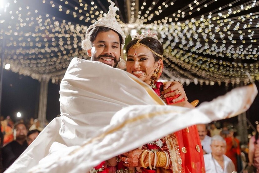 শ্রেয়ার লেখায়, ‘এখনও বিশ্বাস হচ্ছে না। আমার ছোট্ট ভাইয়ের বিয়ে হয়ে গেল। যখন দুই বিশুদ্ধ প্রাণের মিলন ঘটে, গোটা বিশ্ব একজোট হয়ে যায়। যেন এর থেকে সুন্দর কিছু হতেই পারে না। বাতাসে কেবলই প্রেম ও আনন্দ।’