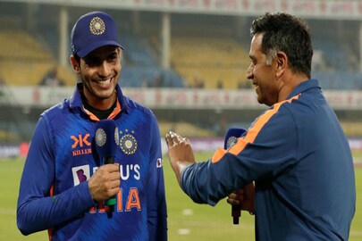 ম্যাচ শেষে কোচ রাহুলের সঙ্গে আলোচনায় গিল