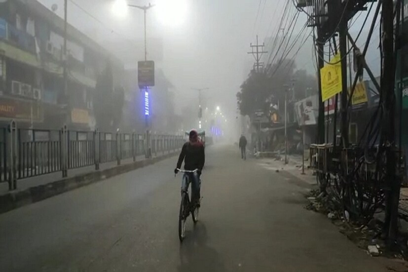 *মাঘ মাসের শুরুতেই কুয়াশায় ঢাকল শহর। সোমবার সকালে ঘন কুয়াশার কারণে শিলিগুড়ির রাস্তায় হেডলাইট জ্বালিয়ে যানবাহন চলাচল করেছে। ট্রেনও চলেছে একইভাবে। প্রবল শীতে টুপি-মাফলার জড়িয়ে কাজের উদ্দেশ্যে ছুটেছেন শ্রমজীবী মানুষ। প্রতিবেদনঃঅনির্বাণ রায়। প্রতীকী ছবি। 