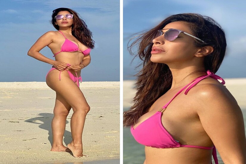 গোলাপি বিকিনিতে বিচের ধারে আবেদনময়ী ছবি পোস্ট করে নজর কেড়েছেন সোফি চৌধুরি। সেক্সি অবতারে সোফির ছবি মুহূর্তে ঝড় তুলেছে সোশ্যাল মিডিয়ায়। 