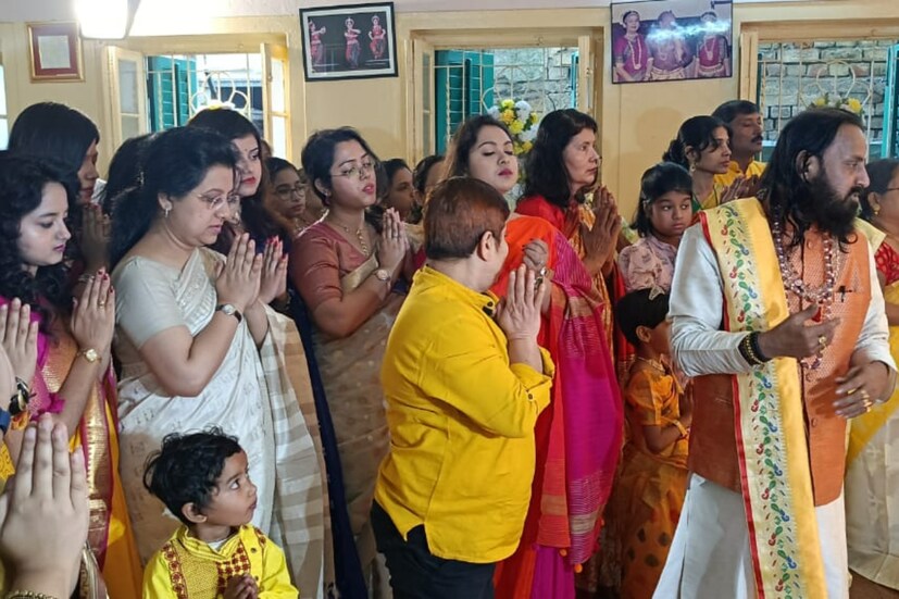 প্রতি বছরের মত এবারও সৌরভ গঙ্গোপাধ্যায়ের স্ত্রী ডোনা গঙ্গোপাধ্যায়ের নাচের স্কুল দীক্ষামঞ্জরিতে ধুমধামের সঙ্গে পুজোর আয়োজন করা হয়।