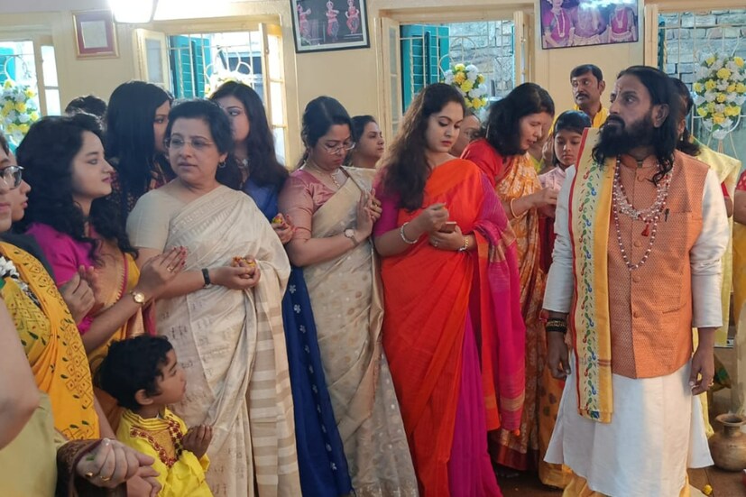 পুজোতে উপস্থিত ছিলেন ডোনা গঙ্গোপাধ্যায়ের নাচের স্কুলের শিক্ষার্থী তাদের পরিবার ও অন্যান্যরা।