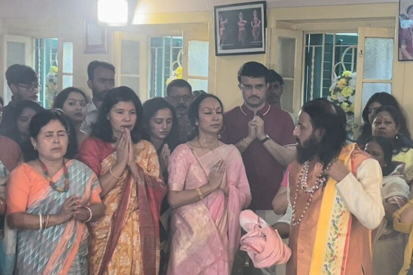 সরস্বতী পুজোর দিন স্ত্রী ডোনা গঙ্গোপাধ্যায়ের নাচের স্কুলে সকাল থেকেই ছিলেন সৌরভ। সেখানেই অঞ্জলি দেন সকলের প্রিয় দাদা। সেখানেই মহিলা আইপিএলের দল ঘোষণাকে স্বাগত জানান সৌরভ।