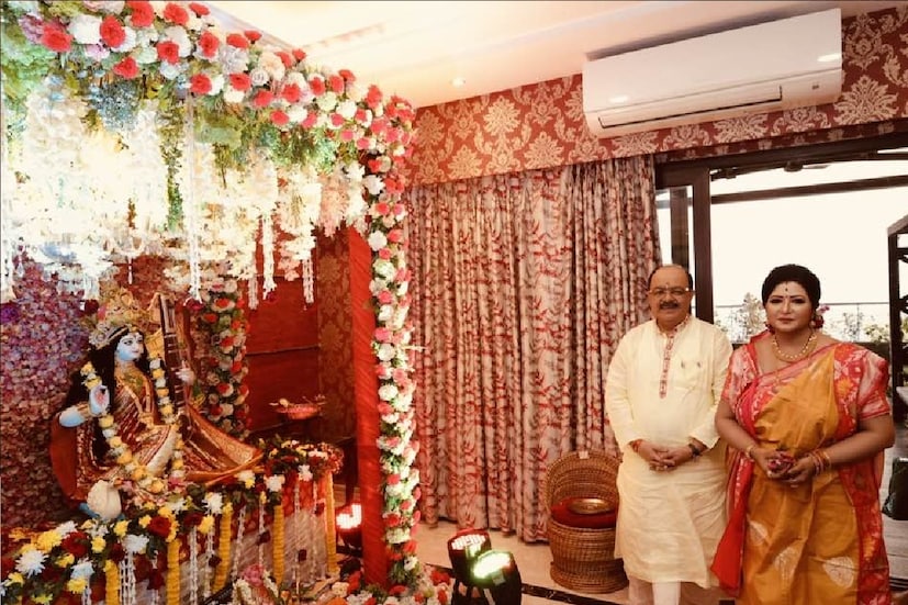 *বর্তমানে সক্রিয় রাজনীতি থেকে কয়েক যোজন দূরে থাকলেও তাঁরা রাজনৈতিক ব্যক্তিত্ব। তাঁদের নিয়ে আলোচনার কোনও শেষ নেই। সরস্বতী পুজোতেই তাঁরা কী করলেন, তা দেখার জন্য মুখিয়ে ছিল নেটিজেনরা। তবে তাঁদের হতাশ করেননি তারকা জুটি। সোশ্যাল মিডিয়ায় শেয়ার করে নিয়েছেন তাঁদের সরস্বতী পুজোর দিন কাটানো নানা মুহূর্ত। ছবিঃ ফেসবুক। 