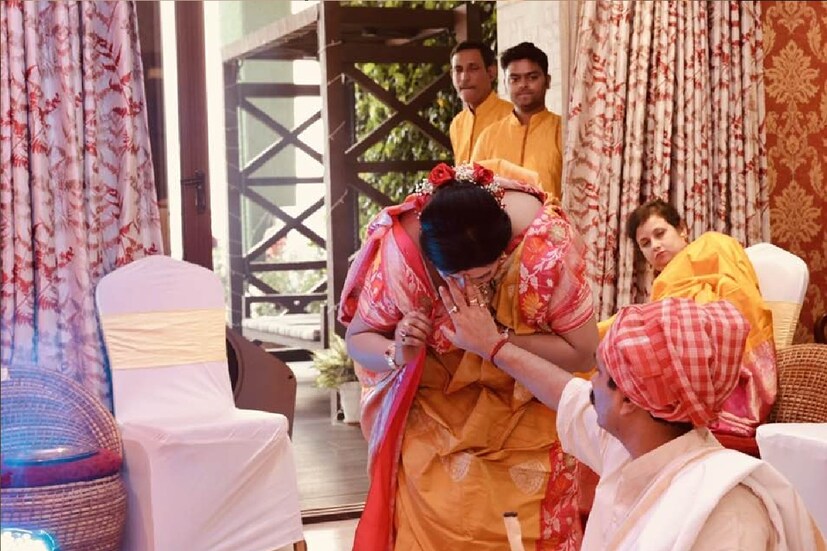 *সব সময়েই যেমন তাঁরা রঙ মিলিয়ে পোশাক পরেন, সরস্বতী পুজোর দিনেও তার ব্যতিক্রম হওয়ার কথাই ছিল না, হয়নিও। বাগদেবীর আরাধনা মানেই হলুদ রঙ। সেই হলুদ রঙের ভারী কাজের সিল্কের শাড়ি পরেছিলেন বন্দ্যোপাধ্যায় সঙ্গে সোনার গয়না। ছবিঃ ফেসবুক।