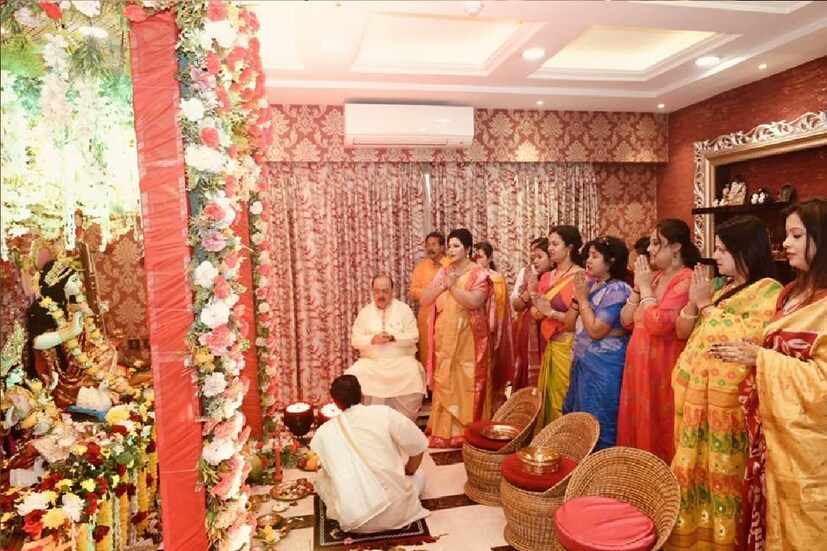 *গোলপার্কার ফ্ল্যাটে এ দিন নিমন্ত্রিত ছিলেদন বহু মানুষ। তাদের সঙ্গে নিয়ে অঞ্জলি দিয়েছেন শোভন চট্টোপাধ্যায় এবং বৈশাখী বন্দ্যোপাধ্যায়। ছবিঃ ফেসবুক। 