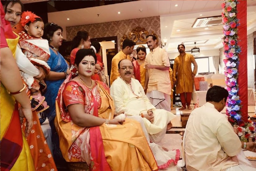 *পুজোয় বসেছিলেন শোভন চট্টোপাধ্যায় এবং বৈশাখী বন্দ্যোপাধ্যায়। ছবিঃ ফেসবুক। 