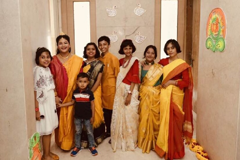 *পুজোর দিনে বাড়িতে এসেছিল একঝাঁক কচিকাঁচা। তাদের সঙ্গে দুষ্টুমিতে মেতেছিল ছোট্ট মহুল। ছবিঃ ফেসবুক। 
