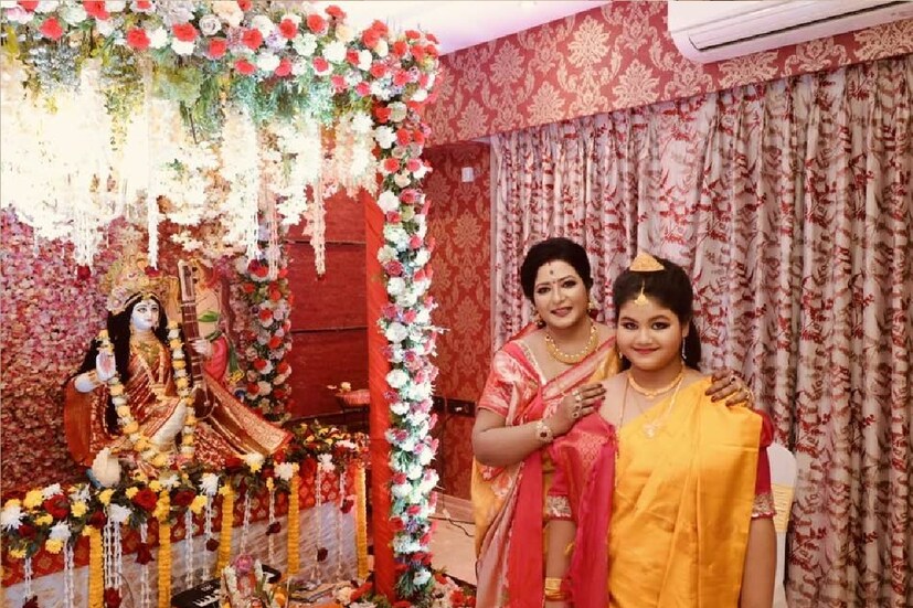 *মা-মেয়ের টুইনিং। আদুরে এই ছবি মন ভাল করার।ছবিঃ ফেসবুক।