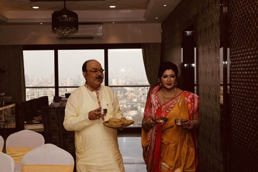*রীতি মেনে ছিল ভোগের আয়োজন। সেই ভোগের থালা নিজে হাতে সাজিয়েছিলেন বৈশাখী বন্দ্যোপাধ্যায়। সেই ভোগ বাগদেবীর সামনে নিয়ে যাওয়ার মুহূর্ত ক্যামেরাবন্দি। ছবিঃ ফেসবুক।