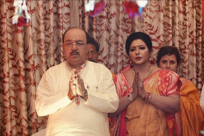 *অঞ্জলি দেওয়ার মুহূর্তে শোভন চট্টোপাধ্যায় এবং বৈশাখী বন্দ্যোপাধ্যায়। ছবিঃ ফেসবুক।