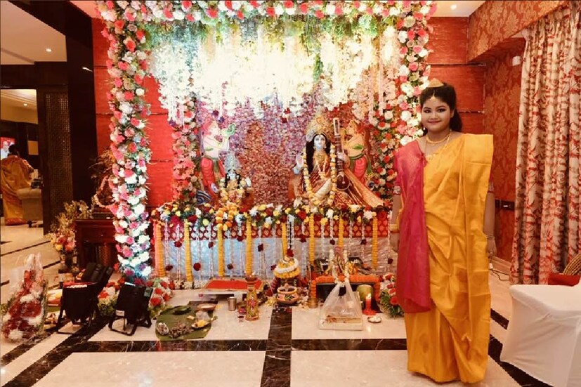 *মা এবং 'দুষ্টু' অর্থাৎ শোভন চট্টোপাধ্যায়ের সঙ্গে রঙ মিলিয়ে শাড়ি পরেছিল ছোট্ট মহুলও। মা তাঁকে সাজিয়েছিলেন একেবারে নিজের মতো করে। হলুদ শাড়ির সঙ্গে মহুল পরেছিল গয়না এবং মুকুট। ছবিঃ ফেসবুক।