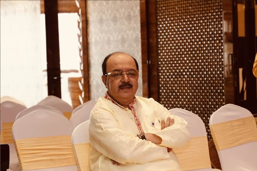 *শোভন চট্টোপাধ্যায় পরেছিলেন বৈশাখী বন্দ্যোপাধ্যায়ের শাড়ির পাড়ের রঙের সুতো দিয়ে কাজ করা ক্রিম রঙা পাঞ্জাবি। ছবিঃ ফেসবুক। 