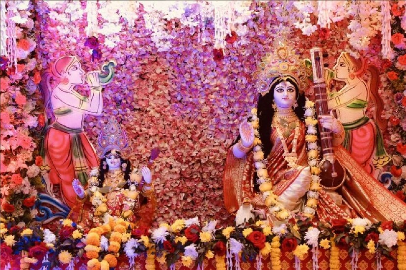 *গোলপার্কের ফ্ল্যাটের অপরূপ সুন্দর সরস্বতী মূর্তি। পুজো ঘিরে এভাবেই সেজে উঠেছিল গোটা বাড়ি। ছবিঃ ফেসবুক।