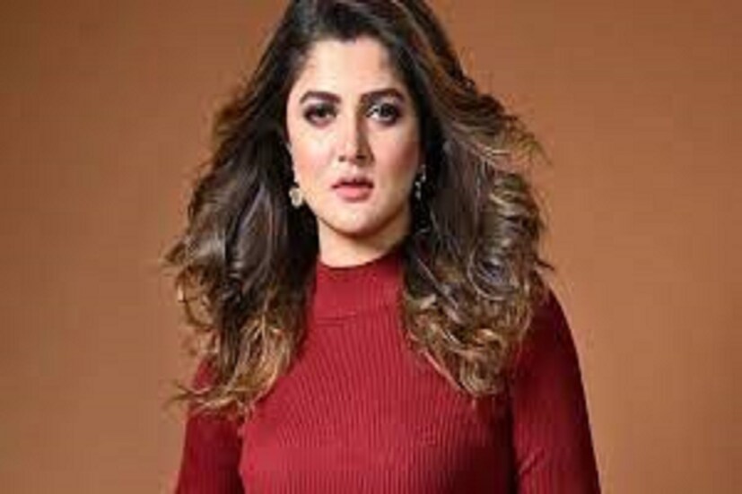 ১৮ জুন, পিতৃদিবসের দিন ছোটবেলার স্মৃতির পাতা ফিরে গেলেন শ্রাবন্তী৷ সেদিনের এই মিষ্টি মেয়েছি আজ রাজ করছেন গোটা টলিউডে৷ বাবা ও মায়ের সঙ্গে তোলা মিষ্টি ছবিটি মুহূর্তে ভাইরাল হয়েছে নেটদুনিয়ায়৷