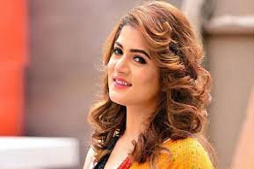 পিতৃদিবসের দিন বাবার সঙ্গে ছোটবেলার ছবি শেয়ার করে নিয়েছেন শ্রাবন্তী৷ এদিন নিজের সোশ্যাল মিডিয়ায় ছোটবেলার ছবি শেয়ার করে বাবাকে শুভেচ্ছা জানিয়েছেন নায়িকা৷