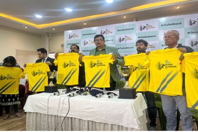 ম্য়ারাথনের জার্সি উন্মোচন অনুষ্ঠানে সুজিত বসু। 