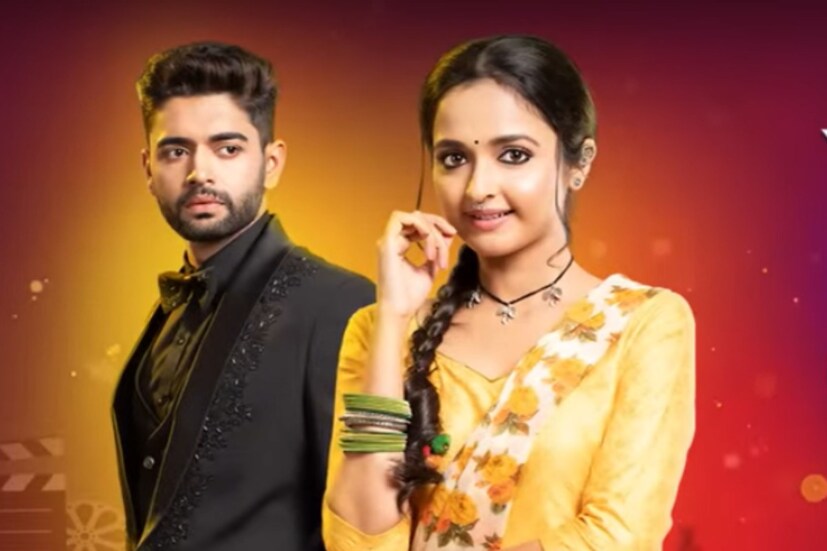 পর্দার নায়কের প্রেমে পড়ল গ্রামের মেয়ে। সে প্রেম কি অত সহজে পরিণতি পাবে? সমাজের দুই স্তরের দুই চরিত্র। হয়তো কোনও দিনই তাদের রাস্তা এক বিন্দুতে মিলতই না। কিন্তু ভাগ্য তাদের নিয়ে এল একই মোড়ে। আয়ুষ আর রুমঝুম। 