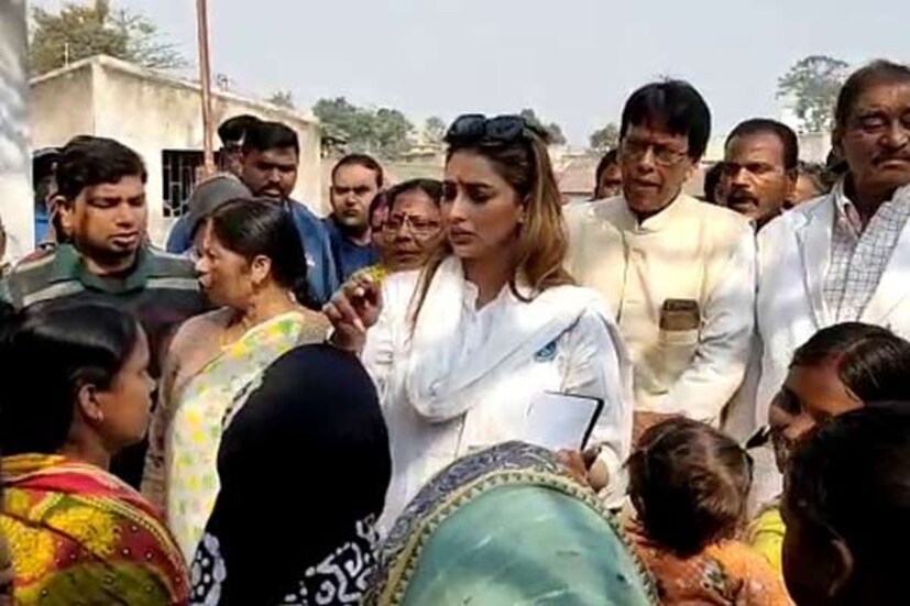 অন্যদিকে, এদিন তৃণমূলের সহ-সম্পাদিকা সায়ন্তিকা বন্দ্যোপাধ্যায়ও বাঁকুড়া ২ নম্বর ব্লকের জুনবেদিয়ায় যান ‘দিদির দূত’ হয়ে। সেখানকার বাসিন্দাদের নালিশ শুনে তিনি ডায়েরিতে নথিভূক্ত করেন। সবরকম সমস্য়া সমাধানের আশ্বাস দেন তিনি। প্রতিবেদন ও ছবি : অক্ষয় ধীবর