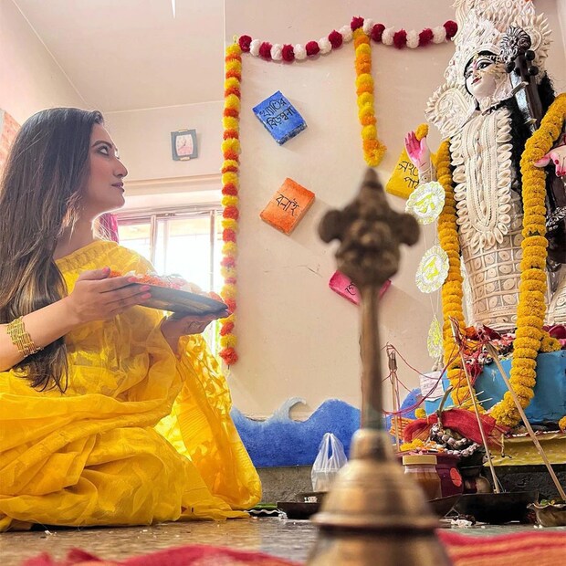 বাগদেবীর আরাধনায় সম্পূর্ণা লাহিড়ি ৷ সবস্বতী পুজোর পোশাকে ঝড় তুলেছেন সোশ্যাল মিডিয়ায় ৷ ছবি সৌজন্যে ইনস্টাগ্রাম ৷ 