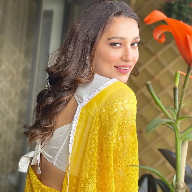 হলুদ শাড়ি পরে সরস্বতী পুজোর স্পেশাল সাজগোজ তৃণমূলের তারকা সাংসদ মিমি চক্রবর্তী ৷ ছবি সৌজন্যে ইনস্টাগ্রাম ৷ 