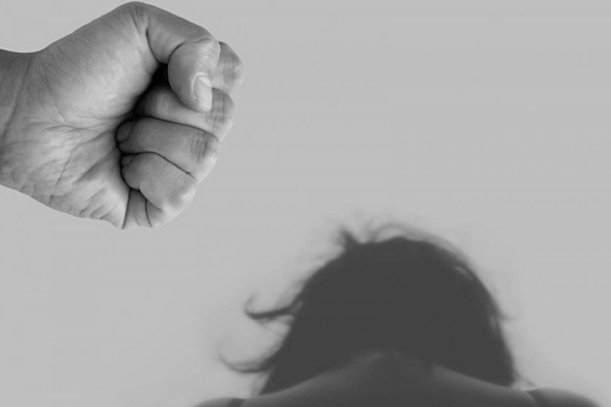 নেশাগ্রস্ত স্বামীর বিরুদ্ধে মুখ খোলার ‘শাস্তি’, মারধর করে বাড়ি থেকে তাড়ানো হল