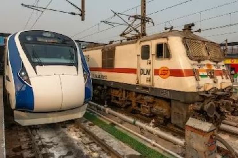 ভারতীয় রেলওয়ে সর্বদাই যাত্রী সুবিধার্থে তৎপর থাকে। সেই মতো কাজও চলছে জোরকদমে। তবে অপরিষ্কার ট্রেন নিয়ে অভিযোগ কিন্তু এখনও সামনে আসছে। প্রায়ই রেল মদতে এমন অভিযোগ জমা করেন যাত্রীরা।