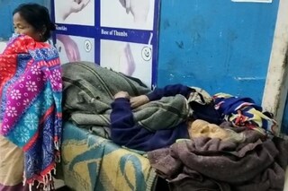 বাড়ির বাইরে বেরিয়ে এ কী হল বৃদ্ধার! 