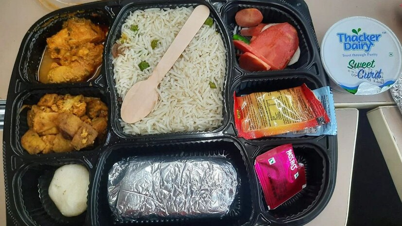 বন্দে ভারতে খাবার মেনু: বন্দে ভারতে খাবার দেওয়া হবে যাত্রীদের। আপ ট্রেনে প্রাতঃরাশ এবং দুপুরের খাবার দেওয়া হবে। থাকবে চা এবং কফিও। জলপাইগুড়ি থেকে হাওড়া ফেরার পথে ডাউন ট্রেনে সন্ধ্যার জলখাবার দেওয়া হবে। চা ও কফি থাকবে। রয়েছে নৈশ আহারও। কী থাকছে মেনুতে?