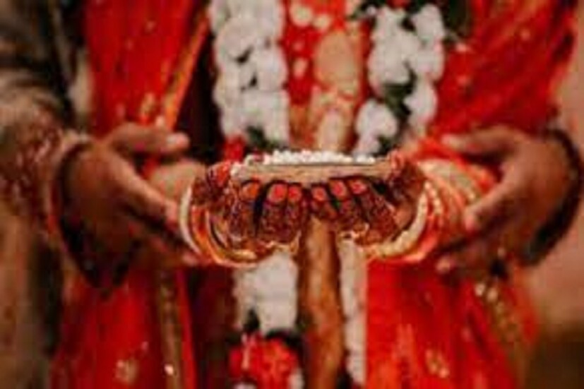 সাধারণত বিয়ের গোটা দিনটাই উপবাস করে থাকতে হয়৷ ফলে শারীরিক একটা দুর্বলতা আসেই৷ পাশাপাশি মানসিক চাপও থাকে৷