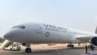 মাঝ আকাশে থুতু ছেটালেন মহিলা, বিমানে হাঁটলেন নগ্ন হয়ে! তার পর?