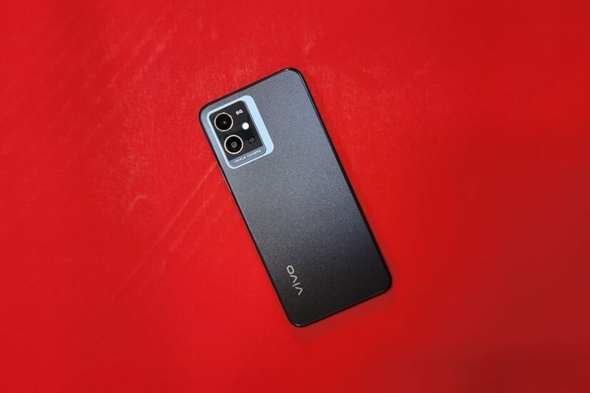 Vivo T1 5G ফোনে ১২০ এইচজেড রিফ্রেশ রেট, ২৪০ এইচজেড টাচ স্যাম্পলিং রেট এবং ২.৫ ডি সহ একটি ৬.৫৮ ইঞ্চির আইপিএস এফএইচডি+ ডিসপ্লে রয়েছে। সঙ্গে ফোনে থাকছে ৪ জিবি র‍্যাম। পাশাপাশি ১২৮ জিবি স্টোরেজ। ৬ জিবি র‍্যাম + ১২৮ জিবি স্টোরেজ রয়েছে।   
