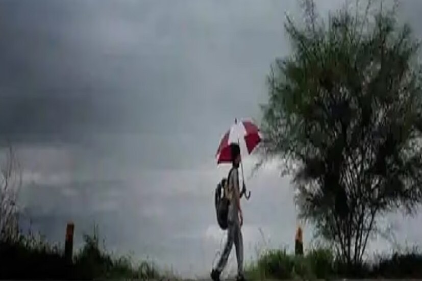 ১৩ থেকে ১৫ জানুয়ারি অর্থাৎ শুক্রবার থেকে রবিবার তাপমাত্রা বৃদ্ধি পাবে। কলকাতায় শুক্রবার পর্যন্ত ১৫ ডিগ্রি সেলসিয়াস এর নীচে থাকবে তাপমাত্রা। সোমবারের পর ধীরে ধীরে পারদ পতন শুরু হবে। আগামী ২৪ থেকে ৪৮ ঘণ্টায় উত্তরবঙ্গে ঘন কুয়াশার দাপট থাকবে। ১৩ জানুয়ারি থেকে হালকা বৃষ্টি হবে সিকিমে, তুষারপাতের সম্ভাবনাও থাকছে পরবর্তী কয়েক দিন। ১৪ জানুয়ারি শনিবার এবং ১৫ জানুয়ারি রবিবার হালকা বৃষ্টির সম্ভাবনা দার্জিলিং এবং কালিম্পংয়ে।
