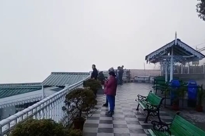 ঘন কুয়াশায় মোড়া থাকবে আগামী ৪৮ ঘন্টা উত্তরবঙ্গের বেশিরভাগ জেলা। এছাড়াও বৃহস্পতিবার পর্যন্ত কুয়াশার সতর্কতা থাকছে হিমাচল প্রদেশ উত্তরাখন্ড বিহার ওড়িশায়। শুক্রবার পর্যন্ত ঘন কুয়াশার সতর্কতা থাকছে আসাম মেঘালয় এবং ত্রিপুরাতে। উত্তরবঙ্গ এবং সিকিমে আগামী ২৪ ঘণ্টায় শীতল দিনের পরিস্থিতি থাকবে।