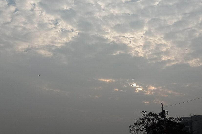 বাংলায় শীত কার্যত উধাও। কিন্তু আশার কথা শোনাল আবহাওয়া দফতর। বৃহস্পতিবার থেকে দক্ষিণবঙ্গে ফের হাওয়া বদলের সম্ভাবনা।‌ মঙ্গল ও বুধবার বাড়বে তাপমাত্রা। তবে আবহাওয়া দফতরের পূর্বাভাস, দু'দিন পরই পারা পতন হতে পারে। (ছবি ও তথ্য-- বিশ্বজিৎ সাহা)