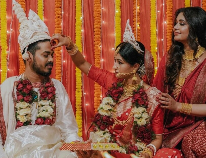 ট্রাডিশনাল বাঙালি বিয়ের নিয়মে কিন্তু ছিল কিছু আধুনিক মুক্ত চিন্তার প্রকাশ। পুরুষ নয়, এই বিয়ে হল মহিলা পুরোহিতের হাত ধরে। হল না কন্যাদান। বর বধূ সিঁদুর পরিয়ে দিলেন একে অপরকে।