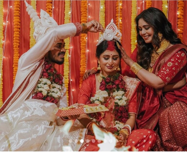 এই বিয়ের ছবি শেয়ার করেন বোন ঋতাভরী। এ যেন ঠিক ঋতাভরীর ছবিরই পুনরাবৃত্তি। এই বার্তাই তো ছিল ঋতাভরী অভিনীত 'ব্রহ্মা জানেন গোপন কম্মটি' ছবিটিতে। অরিত্র মুখোপাধ্যায় পরিচালিত উইন্ডোজের প্রযোজিত এই ছবি বড়পর্দায় তুলে ধরেছিল মহিলা পুরোহিতের গল্প। নন্দিনী ভৌমিকের চরিত্রকে পর্দায় ফুটিয়ে তুলেছিলেন ঋতাভরী।