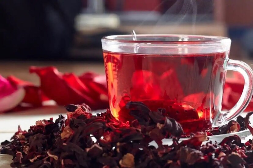 রু-আফজা চা : চা যদি সুগন্ধি হয়, তবে তা কার না ভালো লাগে? দিল্লির এক চা-ওয়ালা এই চা বানিয়েছিল৷ গোলাপি চা বলা হয় এই চা-কে৷ লিকার চা-তে মিশিয়ে নিন একটু রু-আফজা, হয়ে যাবে মিষ্টি-মিষ্টি রু-আফজা চা৷
