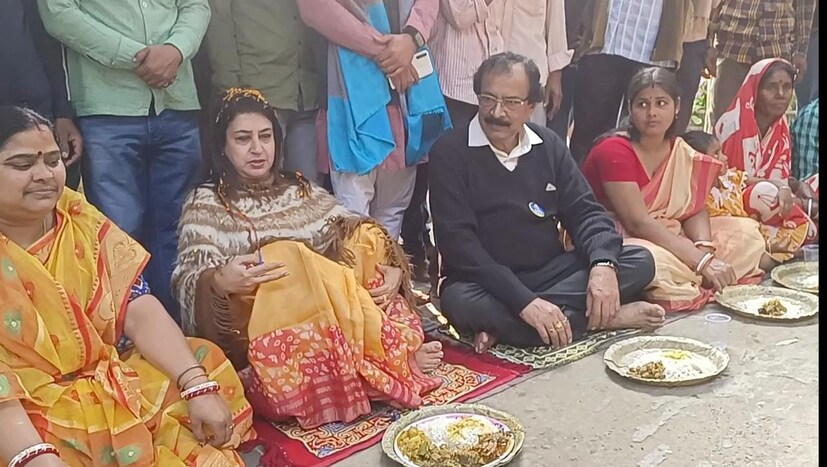 হাঁসন বিধাসভার রামপুরহাট ২ নম্বর ব্লকের বিষ্ণুপুর গ্রাম পঞ্চায়েতের তেঁতুলিয়া গ্রামে তৃণমূল কর্মী সুজিত সরকার বাড়িতে খাবারের আয়েজন করা হয়েছিল। মেনু ছিল ভাত, বেগুন ভাজা, মুগের ডাল, পাঁচ তরকারি, খাসির মাংস,মাছ ভাজা। প্রতিবেদন ও ছবি : অক্ষয় ধীবর
