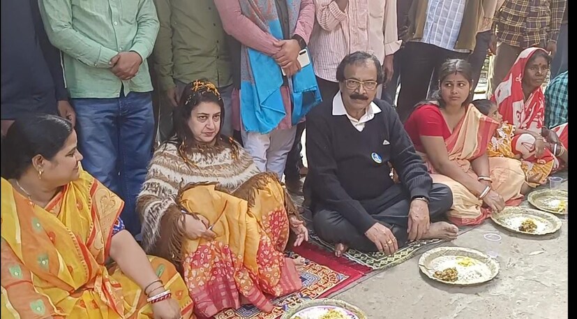 আর সেই ছবিই ঝড়ের গতিতে ভাইরাল হয়েছে সোশ্যাল মিডিয়ায়। ছবিতে দেখা যাচ্ছে, সকলের সঙ্গে মাটিতে খেতে বসে ছবি তোলার পরেই পাতে হাত পর্যন্ত না দিয়ে সটান উঠে গেলেন শতাব্দী! আর তিনি পাত ছেড়ে উঠে পড়ায় অন্যরাও খেতে পারলেন না। প্রতিবেদন ও ছবি : অক্ষয় ধীবর