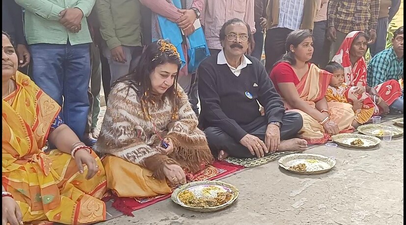 কিন্তু সেই কাজে গিয়েই শুক্রবার দিকে দিকে বিক্ষোভের মুখে পড়লেন তাঁরা। তবে সবচেয়ে বেশি সমালোচনার মুখে পড়লেন বীরভূমের তারকা সাংসদ শতাব্দী রায়। বীরভূমের মাড়গ্রামে তিনি গেলে গ্রামবাসীরা বিক্ষোভ দেখান। সেখানকার পরিস্থিতি শান্ত করে সাংসদ যান হাসনের একটি গ্রামে। সেখানে পঞ্চব্যাঞ্জনে সাজানো পাত না ছুঁয়েই শুধু ছবি তুলে উঠে পড়লেন তিনি!
