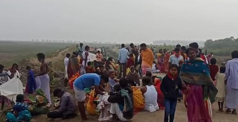সাগরদ্বীপের উল্টোদিকেই অবস্থান নদী ঘেঁষা সমুদ্র তীরবর্তী গ্রাম খেজুরির দক্ষিণ কলাগাছিয়ার। হলদি নদীর শেষ আর বঙ্গোপসাগরের শুরুটা যেখানে, প্রতিবারের মতো আজ সেখানেও চলছে পুণ্যস্নান।