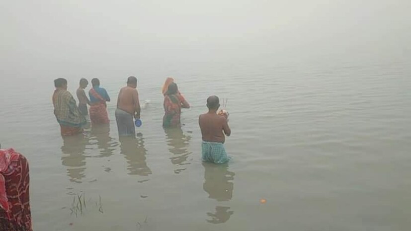 পাতা স্নান উপলক্ষে মেলাও বসেছে খেজুরির এই উপকূলবর্তী গ্রামটিতে।