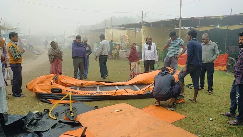 জেলার নদী ঘাটগুলিতে চলেছে প্রশাসনের কড়া নজদারি। স্পিড বোট থেকে শুরু করে অ্যাম্বুল্যান্স-সহ সবরকম ব্যবস্থা ছিল বিশেষ বিশেষ ঘাটগুলিতে।